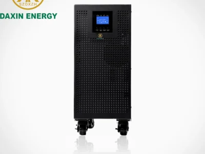 Vue de face d'un onduleur triphasé en ligne 3H15 kVA – Alimentation sans coupure industrielle de 15 kVA (13,5 kW)